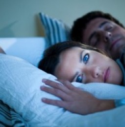 ¿Por qué es necesario dormir a oscuras?