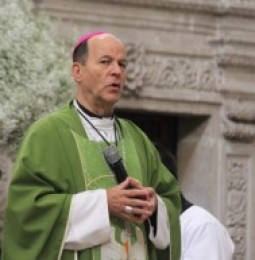 Reza el Arzobispo por elecciones en calma
