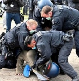 Protestan en varias ciudades de Alemania contra confinamiento