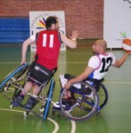 Preparan juego de basquetbol sobre sillas de ruedas