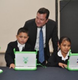 Buscan dotar de computadoras portatiles a niños de primaria