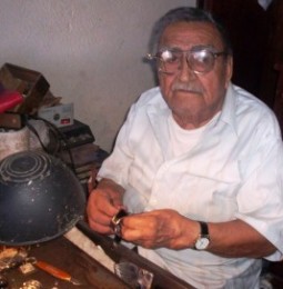 Tiene 65 años como relojero don Roberto Valdez