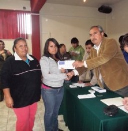 Entregan 35 becas a alumnos de Conalep Delicias