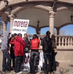 Integrantes de Morena afilian en plaza principal