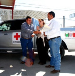 Entrega alcalde de Meoqui vehículo a Cruz Roja