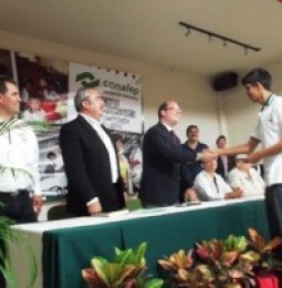 Visita plantel Delicias el director general de Conalep en el estado; entrega anteojos
