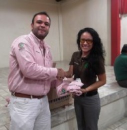 Secretario General del Conalep da a conocer logros; entrega camisas en Delicias