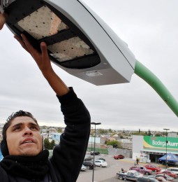 Instalan lámparas leds en las calles de Meoqui