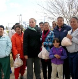 Reparte Atención Ciudadana frijol y pan en colonias de Delicias
