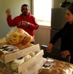 Entrega DIF Municipal pan en las colonias más pobres