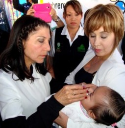 Presidenta del DIF aplica vacunas al arrancar la Primera Semana Nacional de Salud