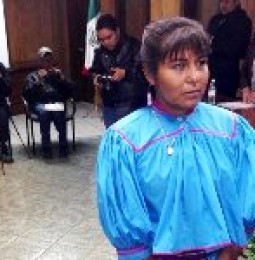 Nombra Cabildo a Cuquita Bustillos enlace entre etnias y ayuntamiento