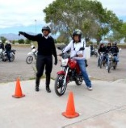 Imparte la fiscalía taller de capacitación a motociclistas