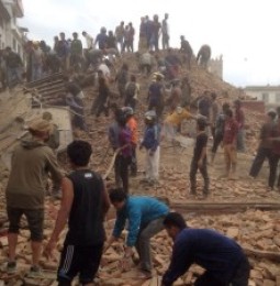 Mata a cientos terremoto en Nepal