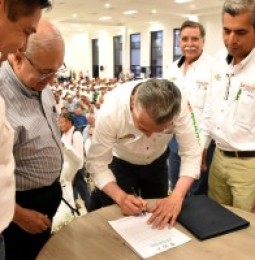 Firma Enrique Serrano 18 compromisos para el campo chihuahuense