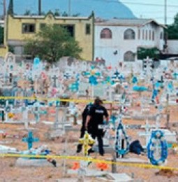 Lo ejecutan entre las tumbas de un panteón en Juárez