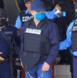 Extraditan a EEUU a expresidente hondureno por narcotrafico