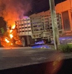 Incendian 10 vehiculos tras detencion de lider local del narco