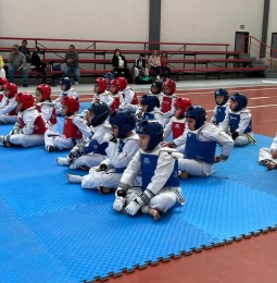 Presentan examen de promocion en Paco Nava Taekwondo