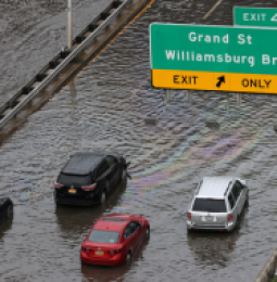 Nueva York en estado de emergencia; lluvias inundan carreteras y transporte publico
