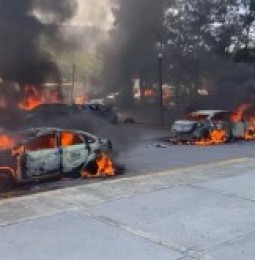 Alumnos de Ayotzinapa incendian vehiculos de la Fiscalia