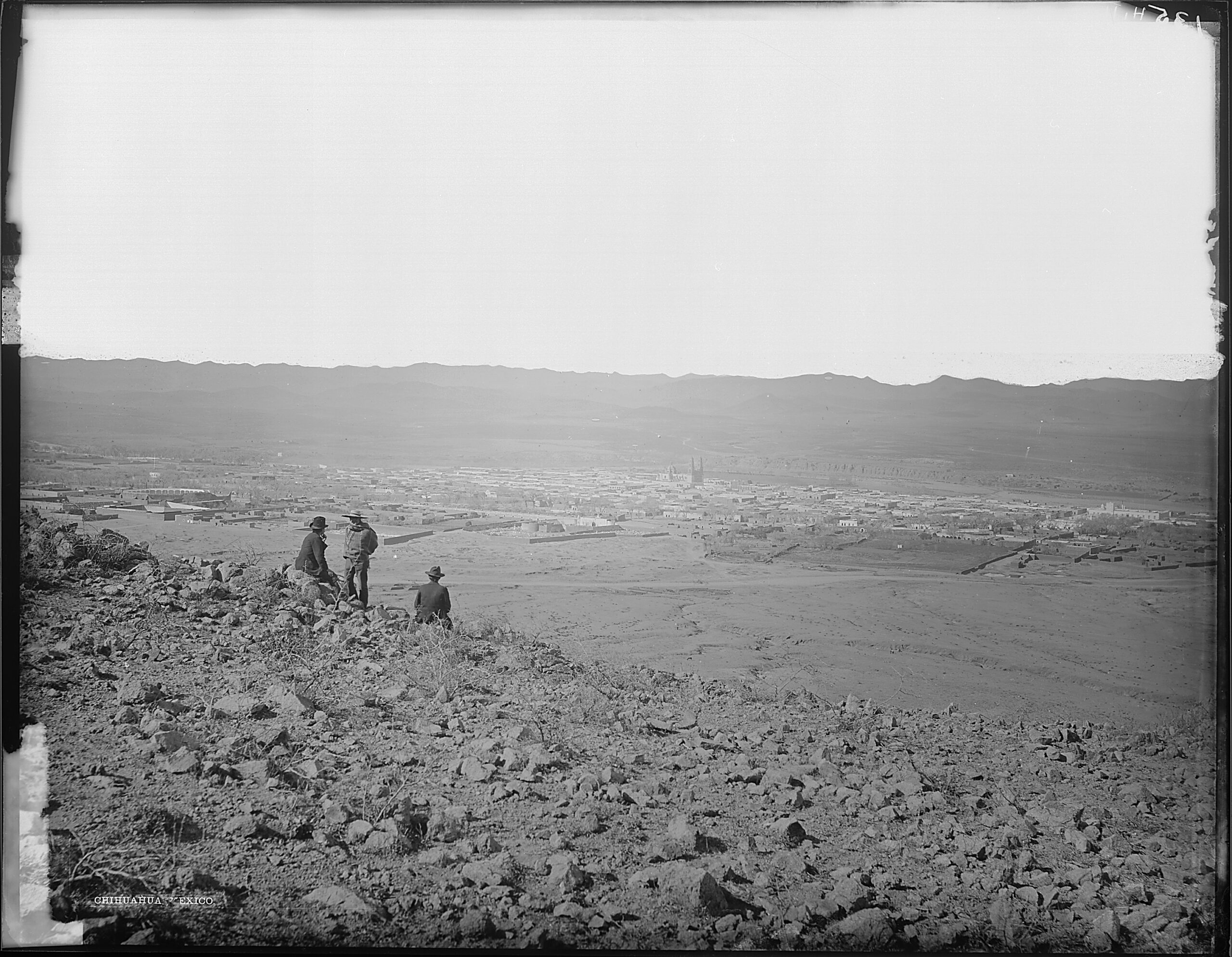 Foto de archivo: (Old No. 138) Chihuahua, Chihuahua Providence, Mexico. Excellent view of three men left center of - NARA - 517781.jpg (Wikimedia Commons)