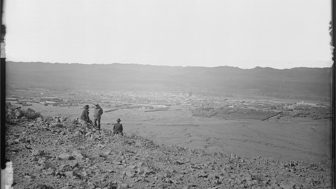Foto de archivo: (Old No. 138) Chihuahua, Chihuahua Providence, Mexico. Excellent view of three men left center of - NARA - 517781.jpg (Wikimedia Commons)