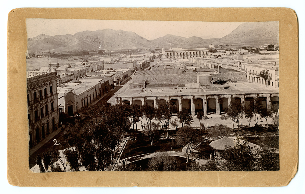 Foto de archivo: Bird's-eye view of Chihuahua park and city (8387166278).jpg (Wikimedia Commons)