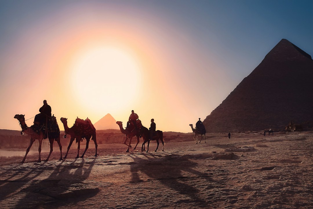 Pirámides del antiguo Egipto, fotografía de simon en Unsplash