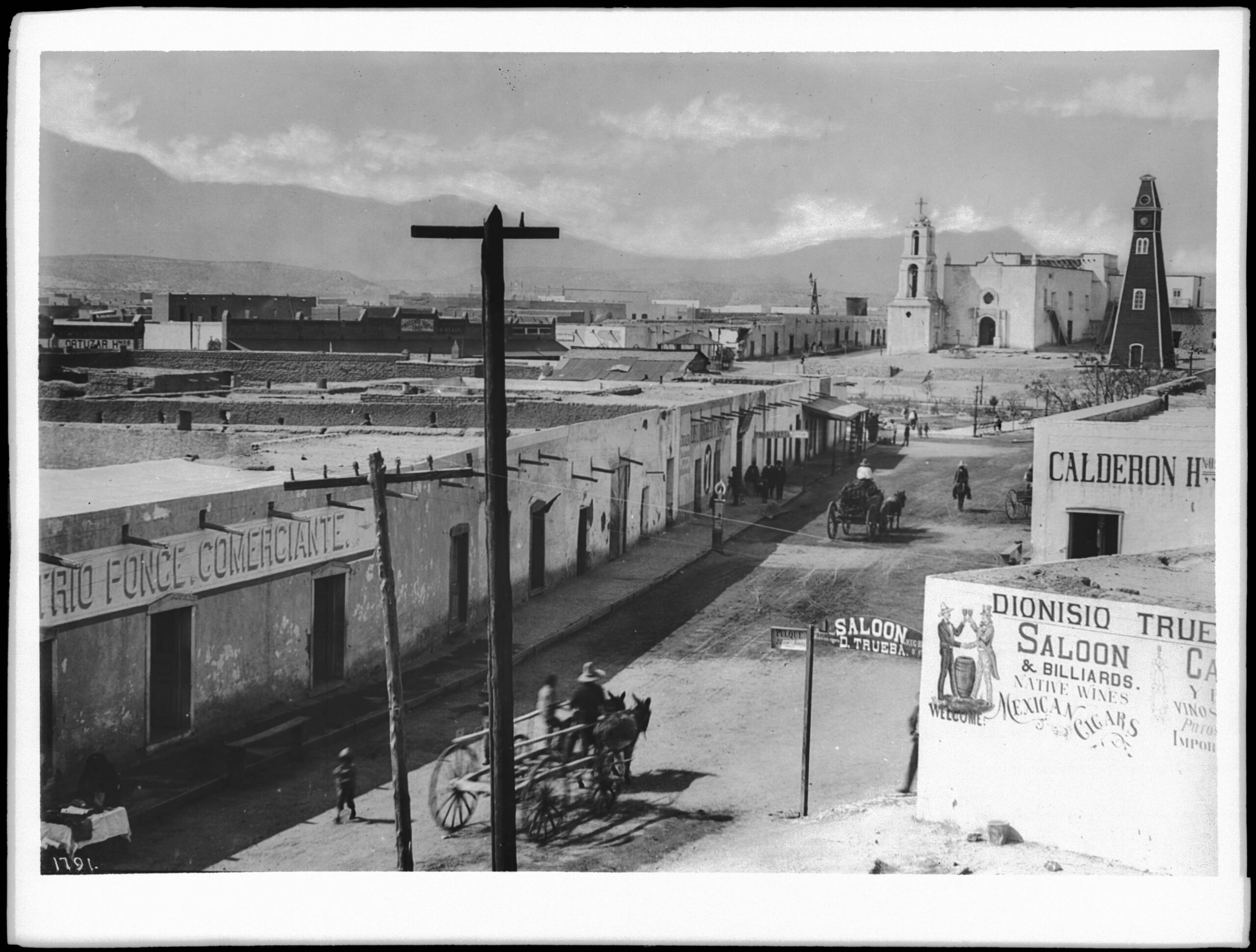 Foto de archivo: Street scene in the city of Juarez, Mexico, ca.1902-1905 (CHS-1791).jpg (Wikimedia Commons)