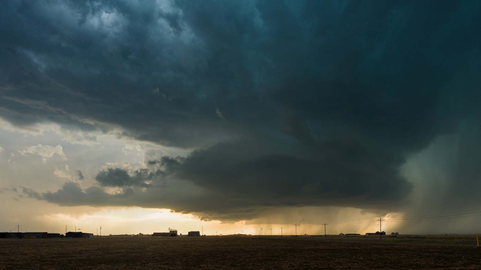 Nubes de tormenta sobre una zona rural como imagen contextual de prevención meteorológica