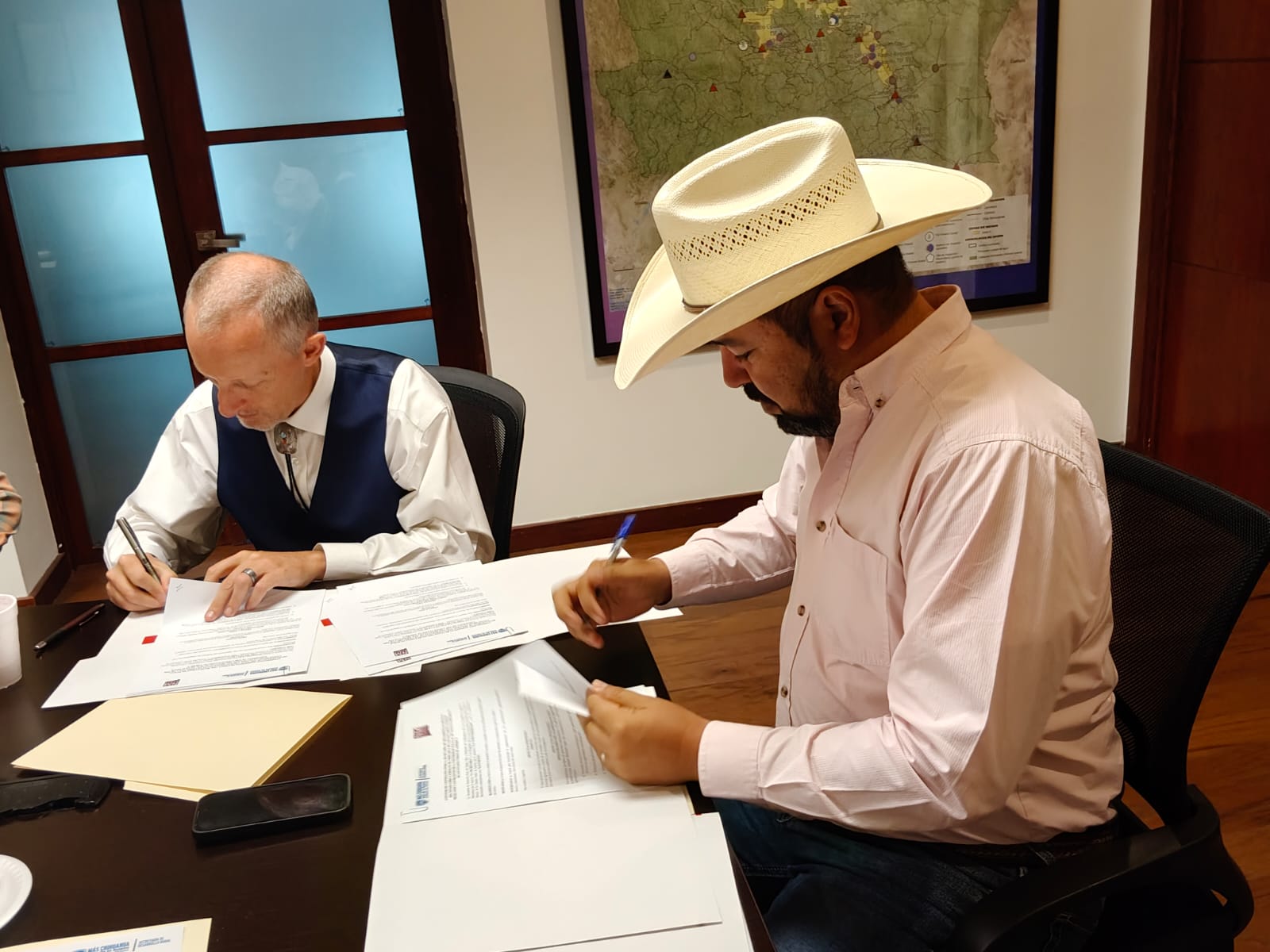 Firma de convenio entre instituciones