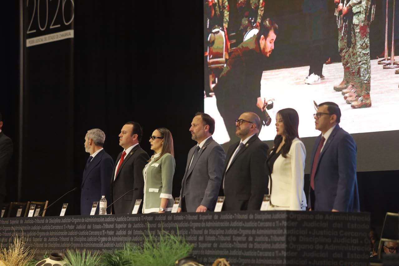 Imágenes de personas en un evento oficial