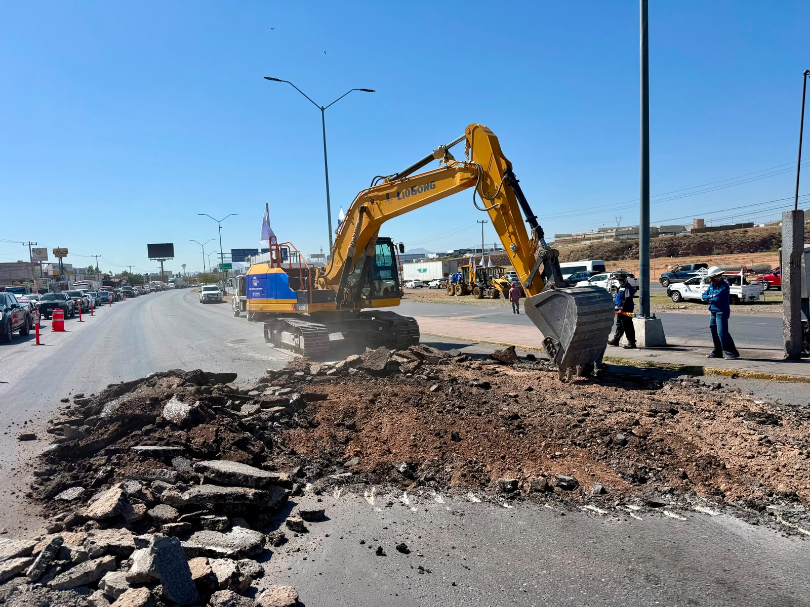 Maquinaria trabaja en la zona del paso inferior Tecnológico Los Arcos