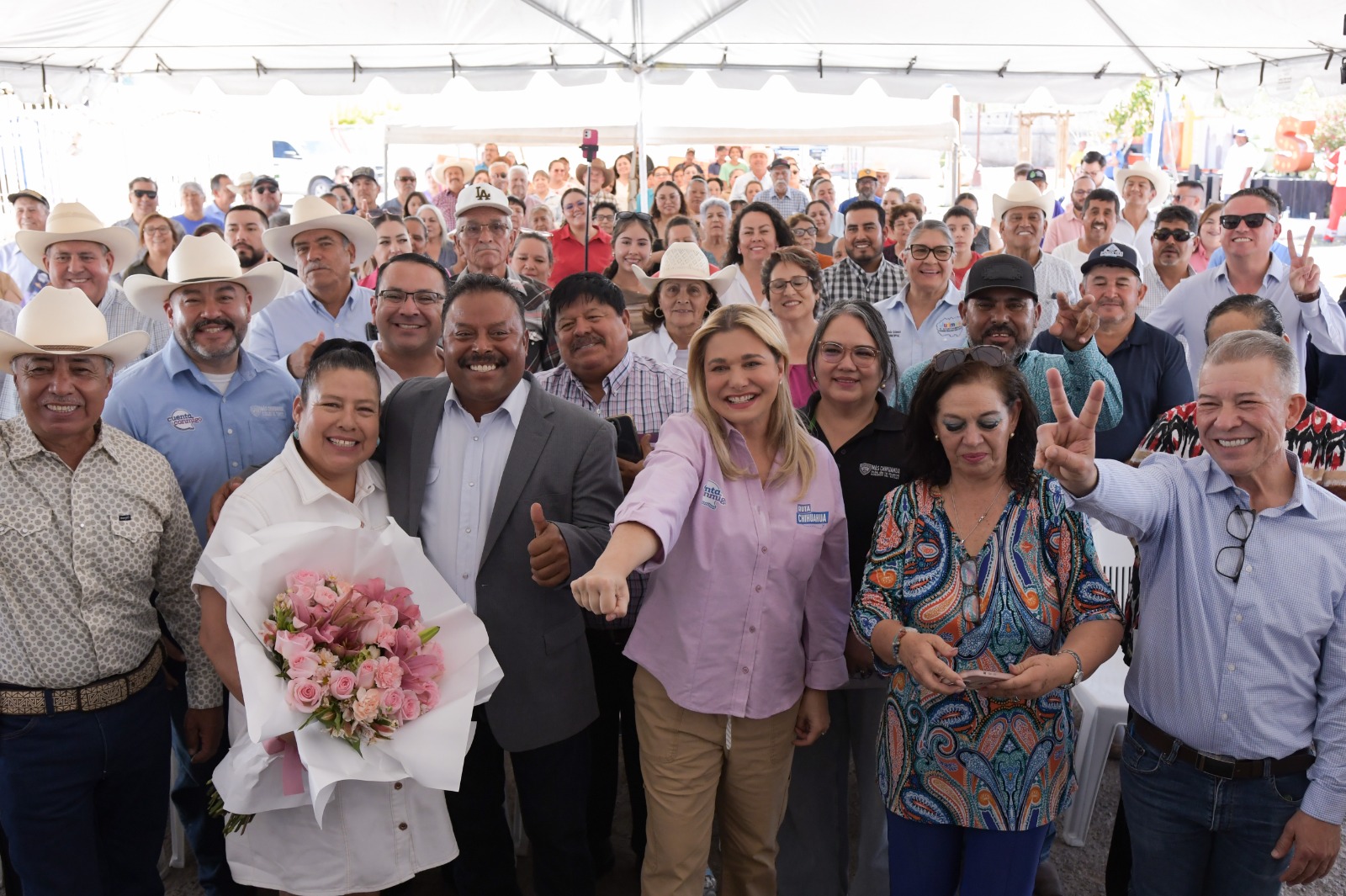 Autoridades y habitantes de la región centro-sur durante el inicio de nuevas obras