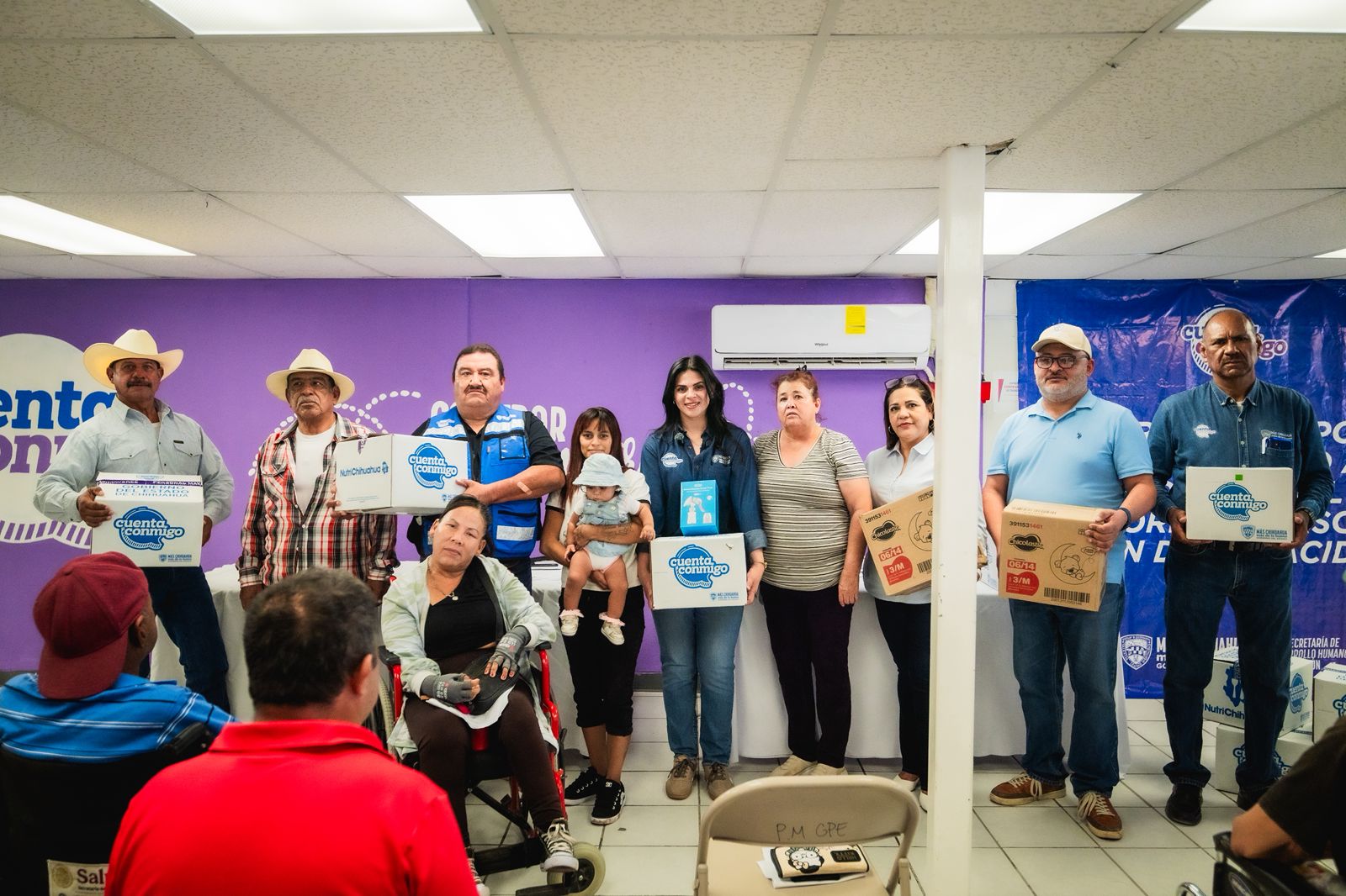 Entrega de apoyos alimentarios y árboles