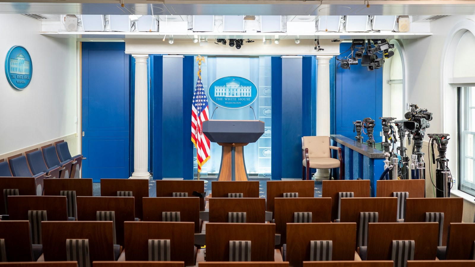 Sala de prensa institucional vacía como imagen contextual de asuntos públicos