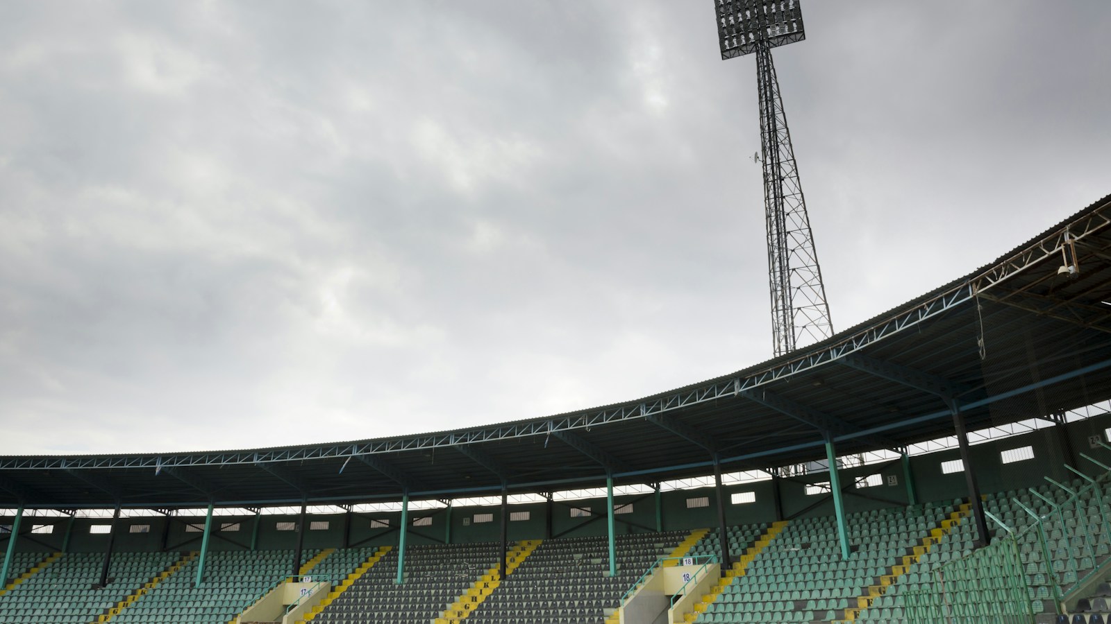 Gradas vacías de un estadio de futbol bajo cielo nublado; fotografía de archivo ilustrativa