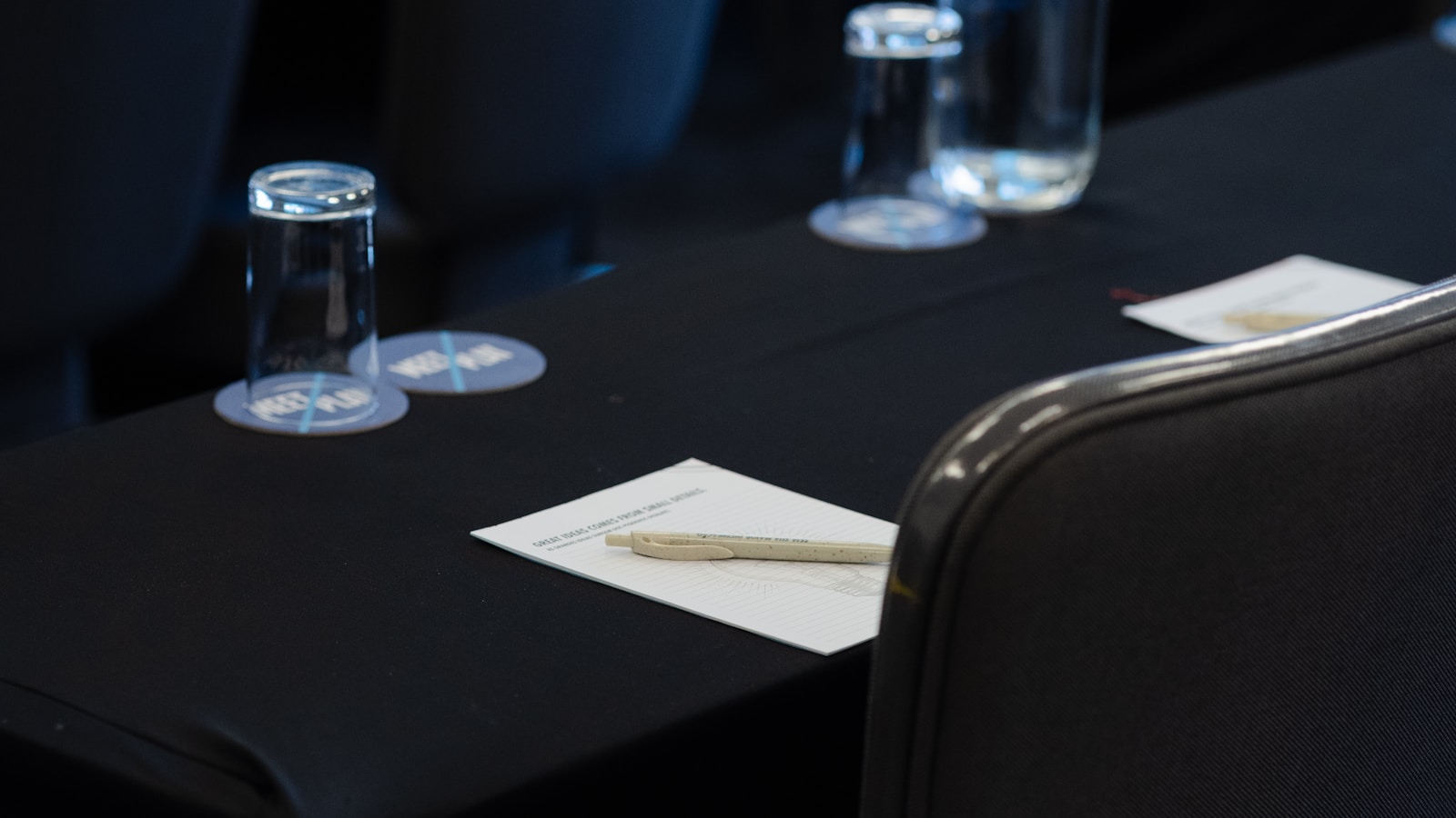 Sala institucional vacía preparada para una reunión de trabajo y análisis público