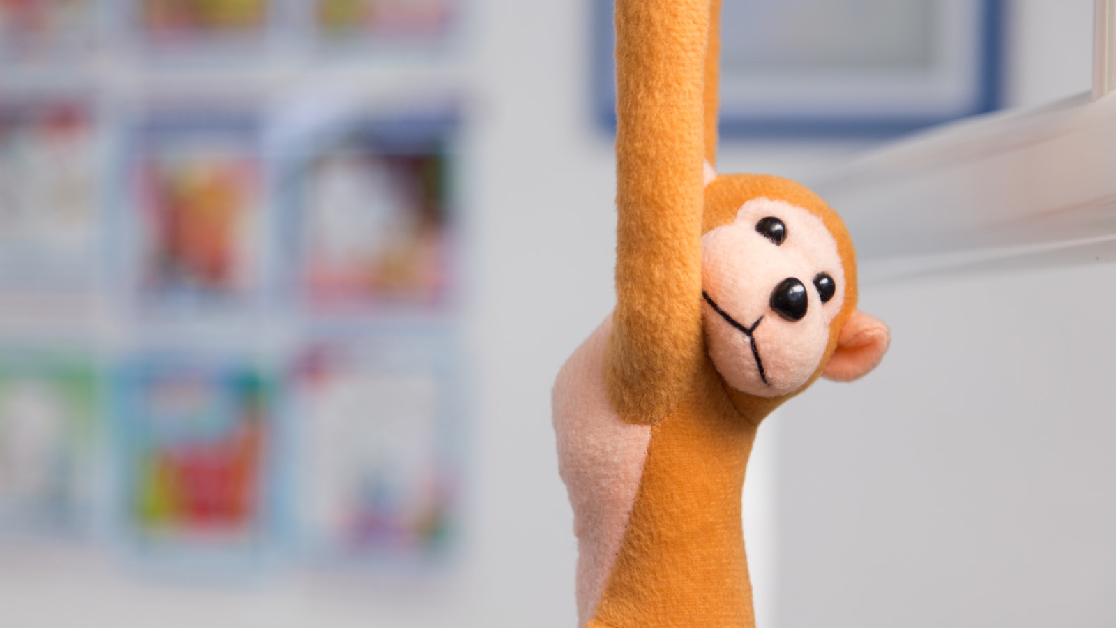 Juguete de peluche en un espacio de atención infantil