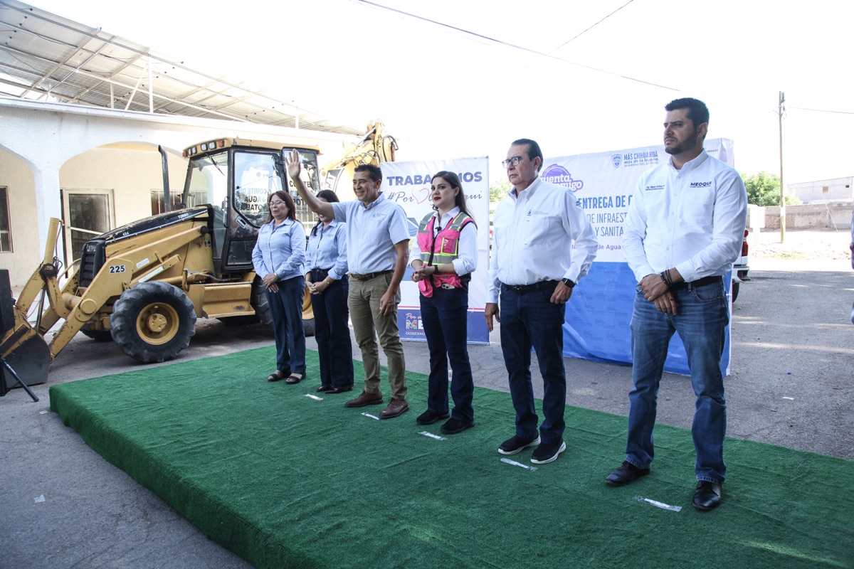 Autoridades entregan equipo y paneles solares para el sistema de agua de Estación Consuelo