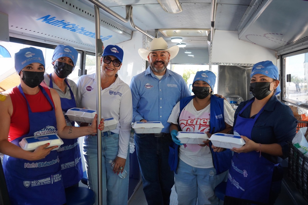Personal de NutriChihuahua entrega alimentos preparados durante una jornada regional