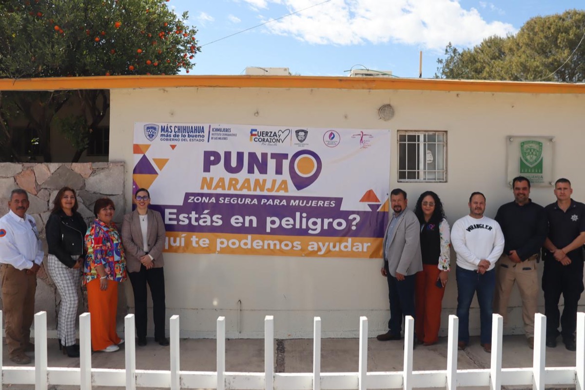 Autoridades y comunidad presentan uno de los nuevos Puntos Naranja de Saucillo