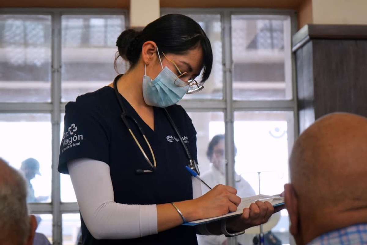 Personal médico atiende a pacientes durante la visita del Tren de la Salud a la región