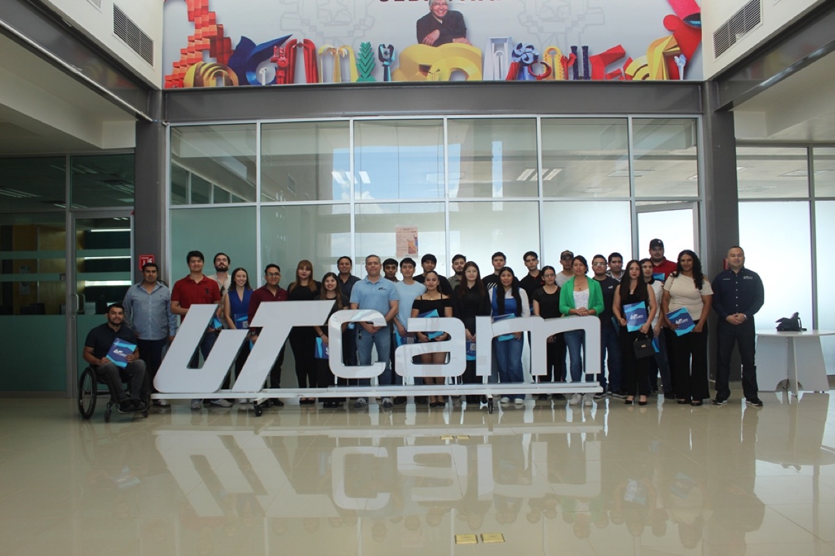 Egresados y autoridades de la Universidad Tecnológica de Camargo durante la entrega de títulos