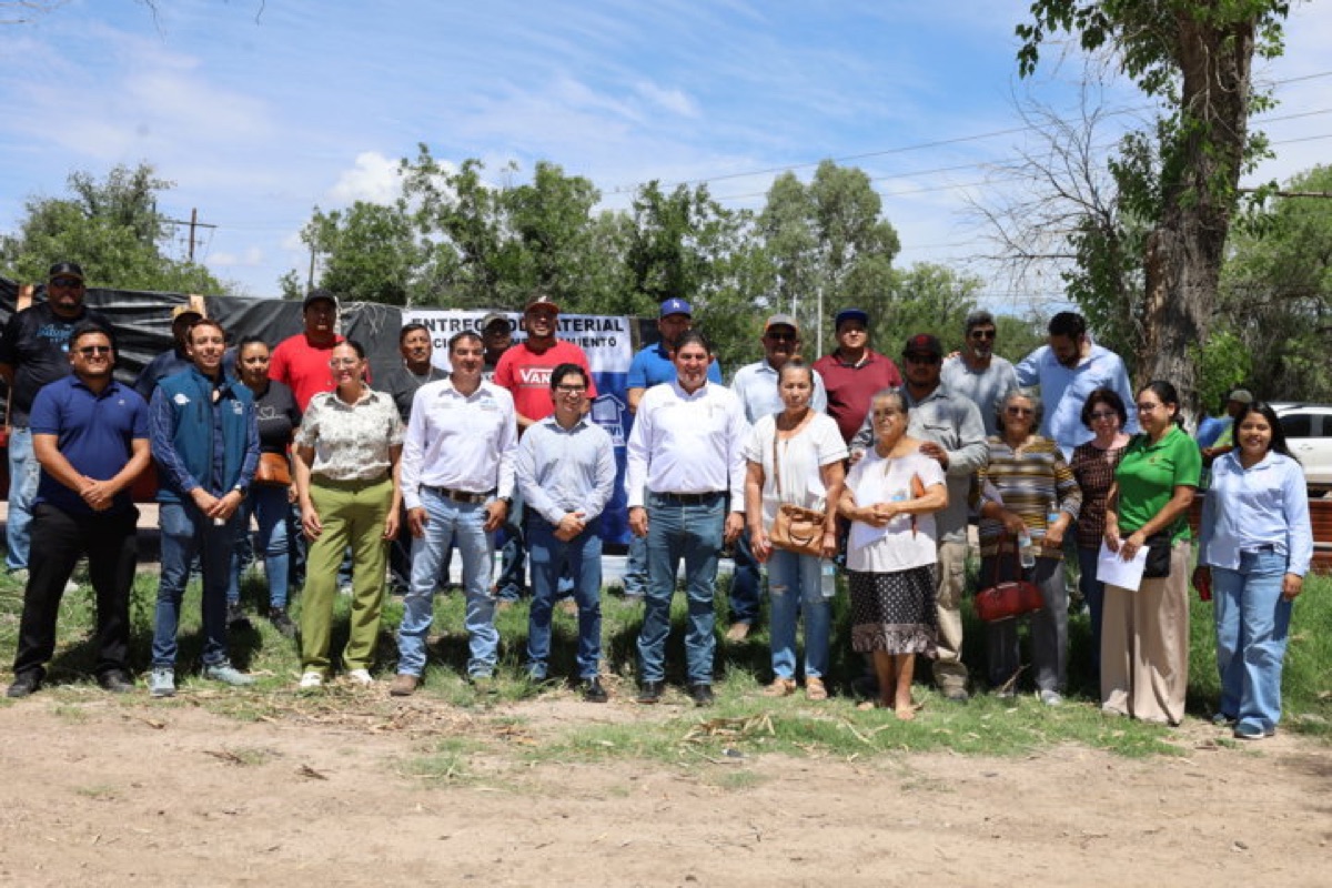 Familias de Rosales durante una entrega de materiales de construcción