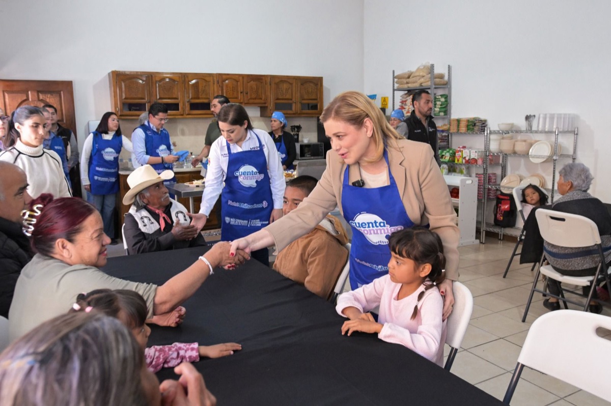 Familias y personal durante la apertura del comedor comunitario de Lázaro Cárdenas