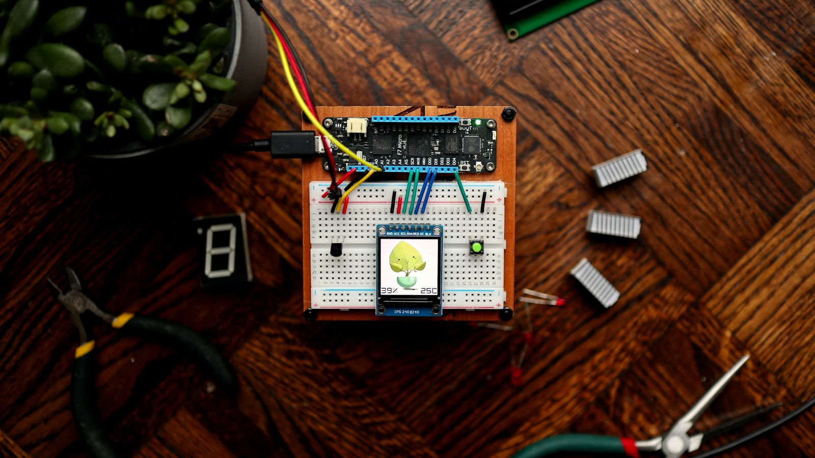 Prototipo electrónico sobre una mesa de trabajo; fotografía de archivo ilustrativa, no del evento reseñado