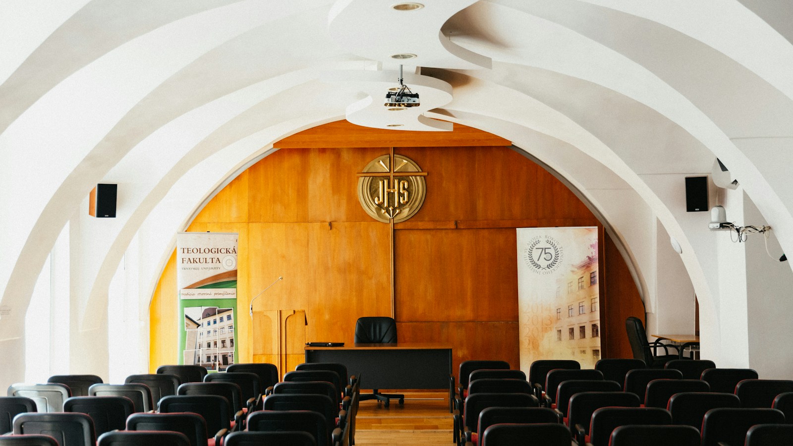 Auditorio institucional vacío con filas de asientos; fotografía de archivo ilustrativa