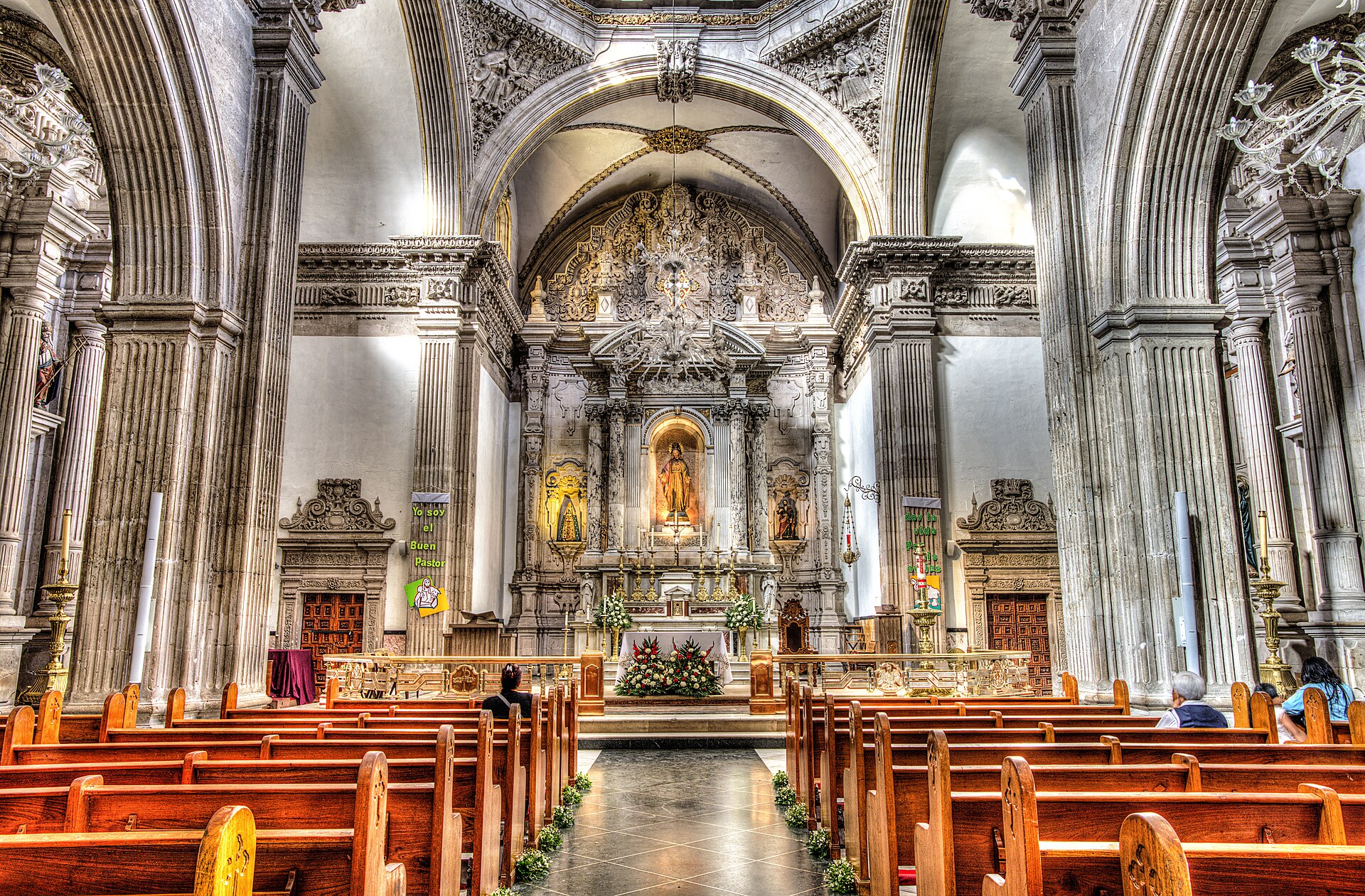 Fotografía de archivo: Main Cathedral at Plaza de Armas, Chihuahua, Mexico. Imagen ilustrativa de temas cívicos y políticos.
